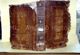 [Plano de uma encadernação com sinais de degradação]