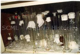 [Pormenor de um conjunto de balões e tubos de ensaio da antiga Farmácia Central]