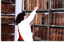 [Retrato de meio corpo de Maria Elisete Alves Carias Marcelino procedendo ao acondicionamento de ...