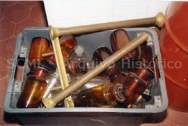 [Plano de uma caixa contendo um amontoado de frascos da antiga Farmácia Central]