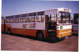 [Plano da lateral de um autocarro da Rodoviária Nacional com publicidade ao "Totoloto 5 sema...