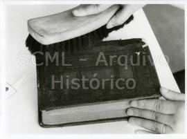 [Plano de pormenor de uma etapa do processo de higienização de uma encadernação]