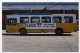 [Plano da lateral de e um troleicarro da cidade de Coimbra com publicidade ao "Totoloto 5 se...