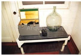 [Pormenor de um cofre e de um garrafão de vidro da antiga Farmácia Central]