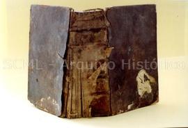 [Plano de uma encadernação com sinais de degradação]