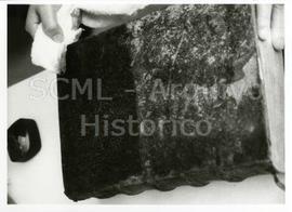 [Plano de pormenor de uma etapa do processo de higienização de uma encadernação]