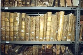 [Plano de pormenor de uma prateleira com encadernações]