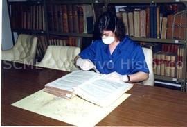 [Retrato de Maria da Conceição Coelho Cardoso procedendo ao tratamento das encadernações]