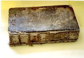 [Plano de uma encadernação com sinais de degradação]