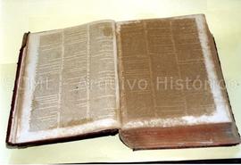 [Plano de uma encadernação com sinais de degradação]