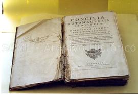 [Plano de uma encadernação com sinais de degradação]