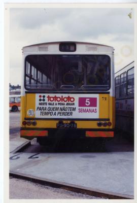 [Plano da retaguarda de um autocarro da cidade de Coimbra com publicidade ao "Totoloto 5 sem...