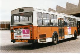 [Plano da lateral de um autocarro da cidade de Lisboa com publicidade ao "Totoloto 5 semanas...