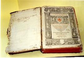 [Plano de uma encadernação com sinais de degradação]