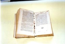 [Plano de uma encadernação com sinais de degradação]