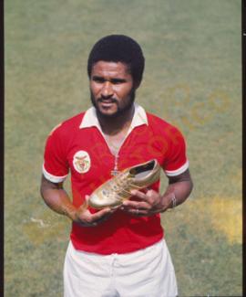 [Retrato de meio corpo de Eusébio segurando a sua segunda bota de ouro]