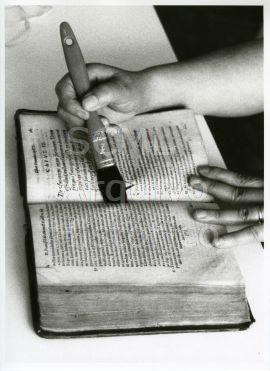 [Plano de pormenor de uma etapa do processo de higienização de uma encadernação]