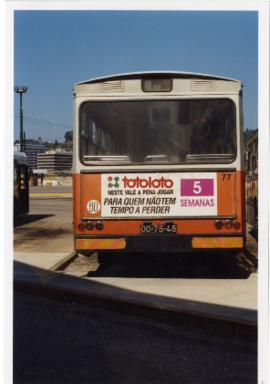 [Plano da retaguarda de um autocarro da cidade de Coimbra com a publicidade ao "Totoloto 5 s...