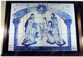 [Plano de um painel de azulejos com a representação do presépio]