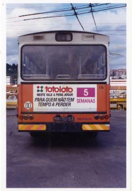 [Plano da retaguarda de um autocarro da cidade de Coimbra com publicidade ao "Totoloto 5 sem...