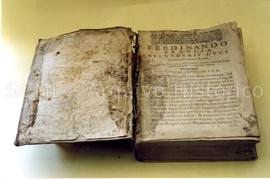 [Plano de uma encadernação com sinais de degradação]