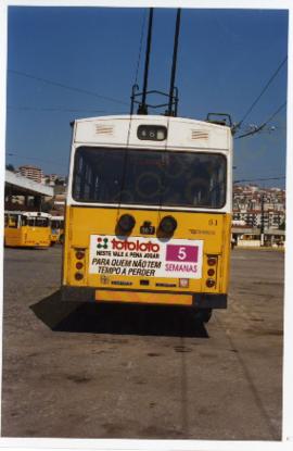 [Plano da retaguarda de um troleicarro da cidade de Coimbra com publicidade ao "Totoloto 5 s...