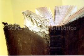 [Plano de uma encadernação com sinais de degradação]