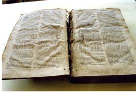 [Plano de uma encadernação com sinais de degradação]