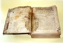 [Plano de uma encadernação com sinais de degradação]