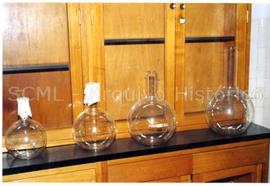 [Pormenor de um conjunto de balões da antiga Farmácia Central]