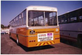 [Plano da retaguarda de um autocarro da Rodoviária Nacional com publicidade ao "Totoloto 5 s...