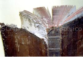 [Plano de uma encadernação com sinais de degradação]