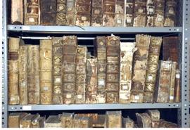 [Plano de pormenor de uma prateleira com encadernações]