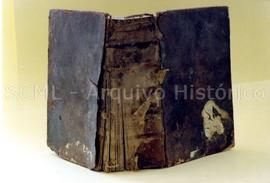 [Plano de uma encadernação com sinais de degradação]