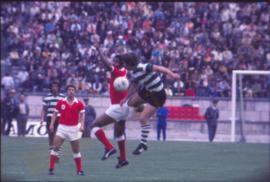 [Retrato de Eusébio da Silva Ferreira e de José Carlos da Silva José em jogo no Estádio Nacional ...