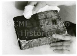 [Plano de pormenor de uma etapa do processo de higienização de uma encadernação]