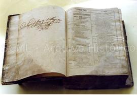 [Plano de uma encadernação com sinais de degradação]