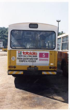 [Plano da retaguarda de um autocarro da cidade de Coimbra com publicidade ao "Totoloto 5 sem...
