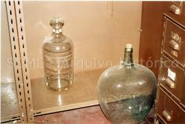 [Plano de um frasco e de um garrafão da antiga Farmácia Central]