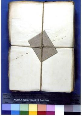 [Pormenor de um maço de documentos de arquivo]