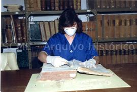 [Retrato de Maria da Conceição Coelho Cardoso procedendo ao tratamento das encadernações]