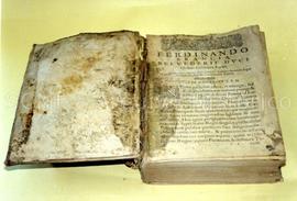 [Plano de uma encadernação com sinais de degradação]