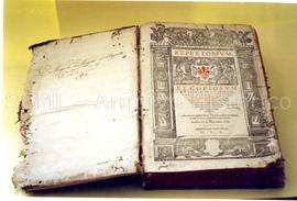 [Plano de uma encadernação com sinais de degradação]