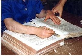 [Plano de pormenor de uma etapa do processo de higienização de uma encadernação]