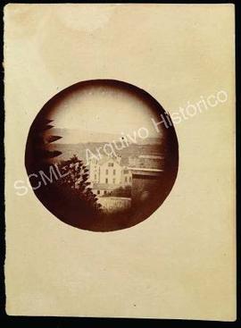 [Vista geral de um edifício captada a partir de um miradouro]