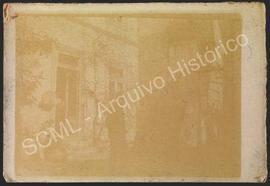 [Retrato de corpo inteiro de homem no quintal de uma casa de habitação]