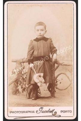 [Retrato de corpo inteiro de João Maçãs Fernandes]