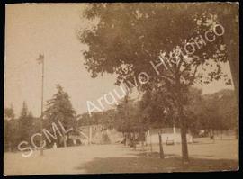 [Vista geral de um largo]