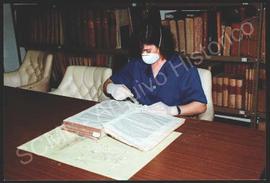 [Retrato de Maria da Conceição Coelho Cardoso procedendo ao tratamento das encadernações]