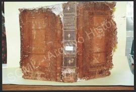 [Plano de uma encadernação com sinais de degradação]